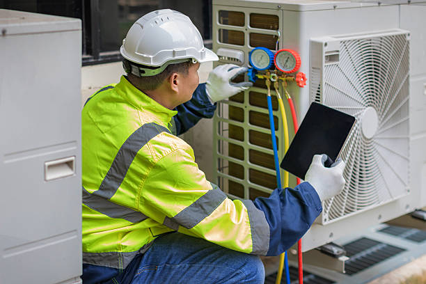 Professional Air Conditioning Repair technician working in Creve Coeur, IL